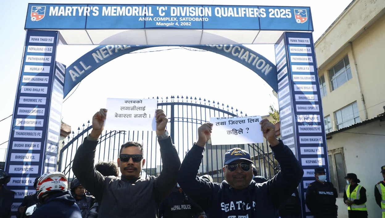 एन्फा गेट अगाडि ए डिभिजन क्लबको धर्ना