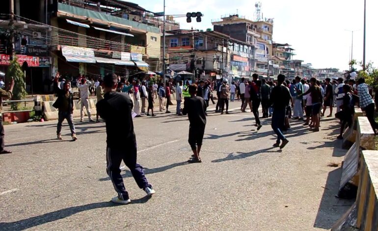 सिमरामा एक राउण्ड हवाई फायर र तीन राउन्ड अश्रुग्यास प्रहार