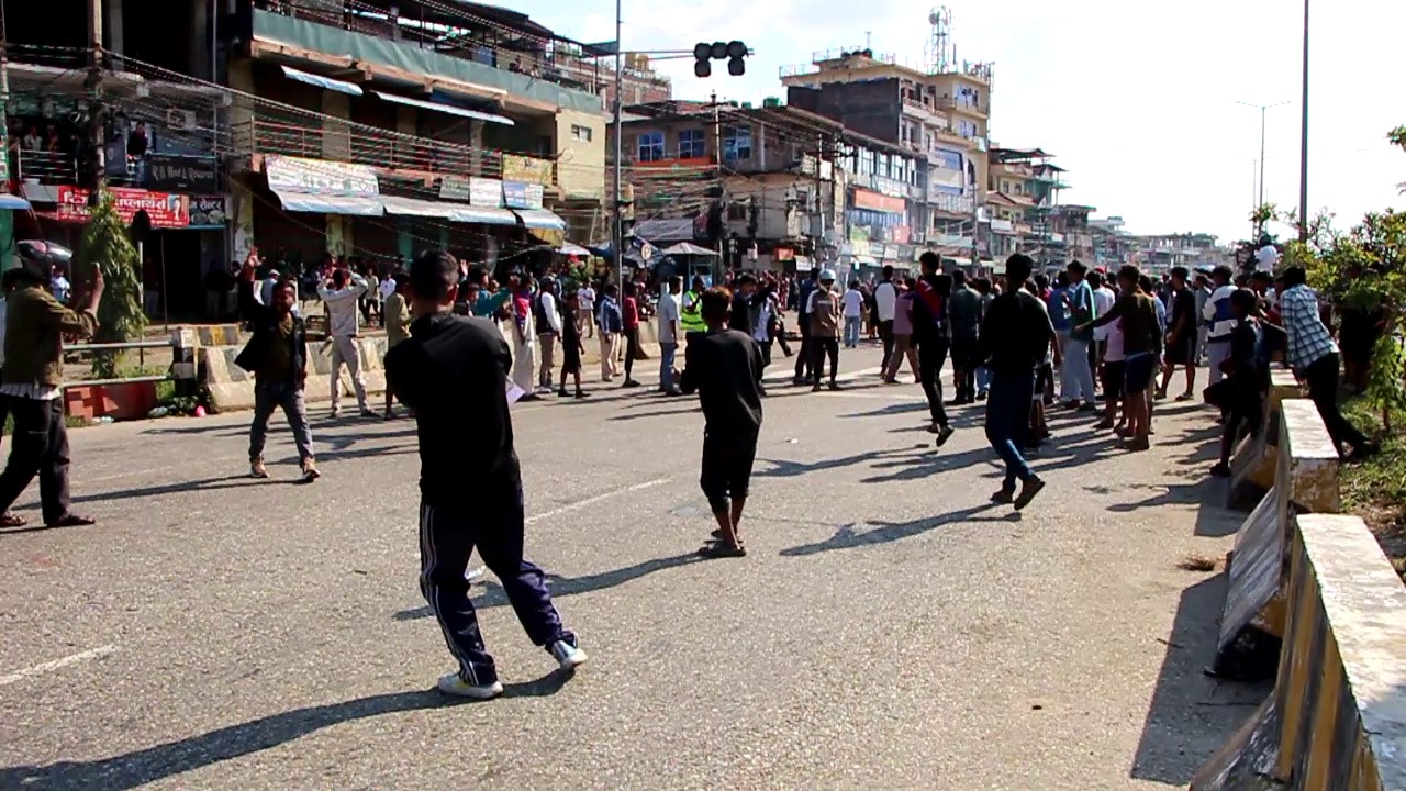 सिमरामा एक राउण्ड हवाई फायर र तीन राउन्ड अश्रुग्यास प्रहार