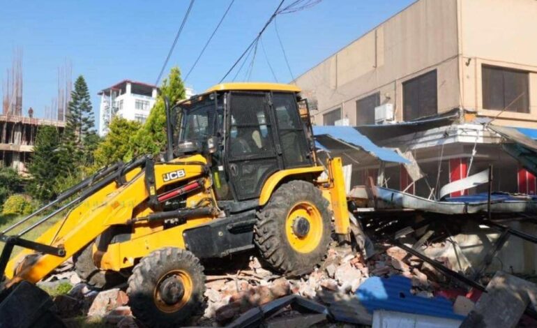 स्काउटको जग्गा ओगटेर खड्का ल्याण्डले बनाएको संरचनामा महानगरले डोजर चलायो