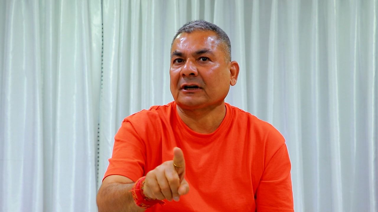 गृहमन्त्रीकाे निर्देशनमा प्रसाईलाई घरबाटै मध्ये रातमा शान्ति सुरक्षा खल्बल्याएकाे आराेपमा पक्राउ