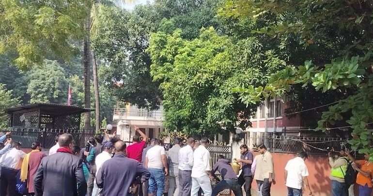 मधेशकी प्रदेश प्रमुखको कार्यालय अगाडि पनि तोडफोड