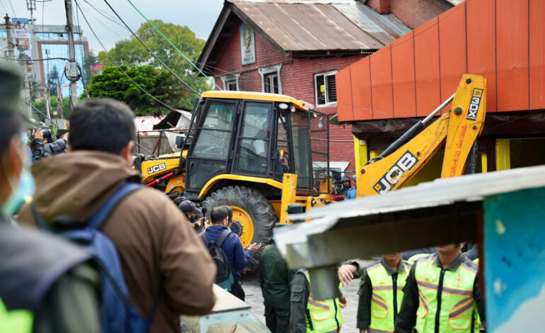 महानगरले थापाथलीस्थित ट्राफिक कार्यालयमा चलायो डोजर