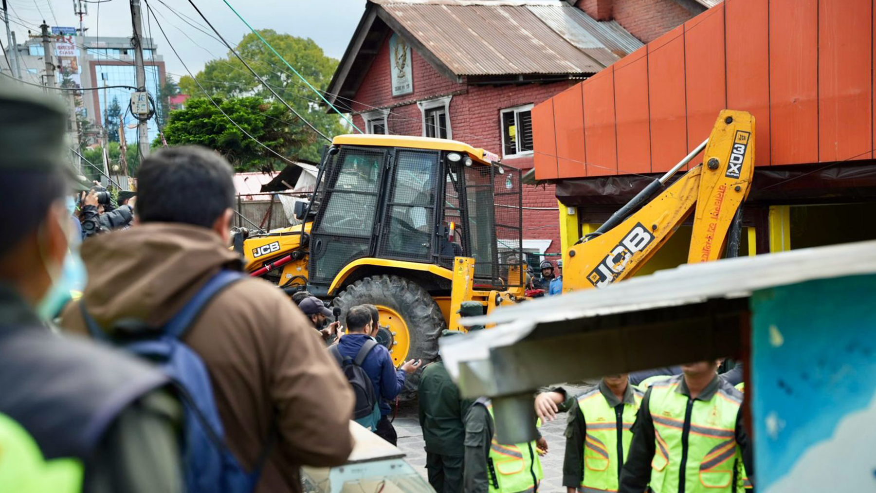 महानगरले थापाथलीस्थित ट्राफिक कार्यालयमा चलायो डोजर