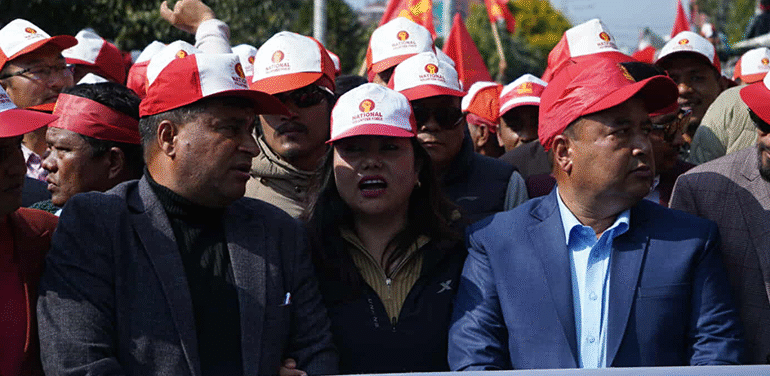 एमाले युवाको प्रदर्शन, जेनजीले जहाँ अवरोध गर्छन् त्यहाँ प्रतिवाद गर्न बस्नेतको निर्देशन