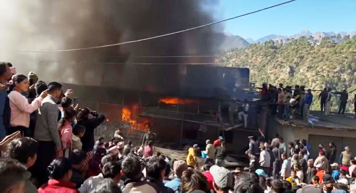 मार्तडी बजारमा आगलागी, २ घण्टादेखि निभाउने प्रयास जारी