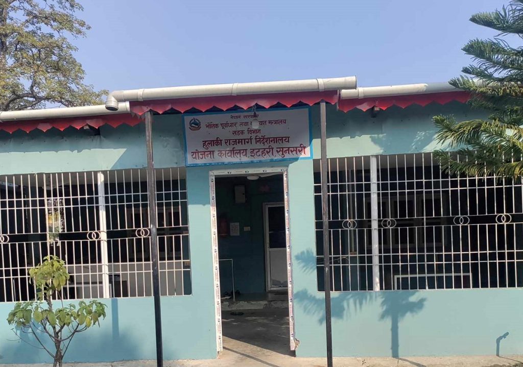 इनरुवाकप्तानगञ्ज सडक निर्माणको ठेक्का तोडियो