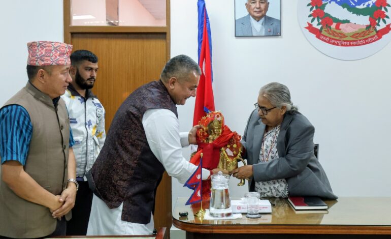 प्रधानमन्त्री र दुर्गा प्रसाईबीच वान टु वान वार्ता, किँरात, बौद्धसहितको हिन्दु अधिराज्यका लागि प्रधानमन्त्री सकारात्मक