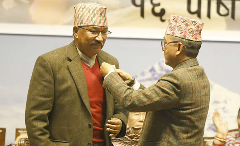 लिङ्देन र थापा अंकमाल गर्दै मिले, ४ वर्षपछि राप्रपा एकता