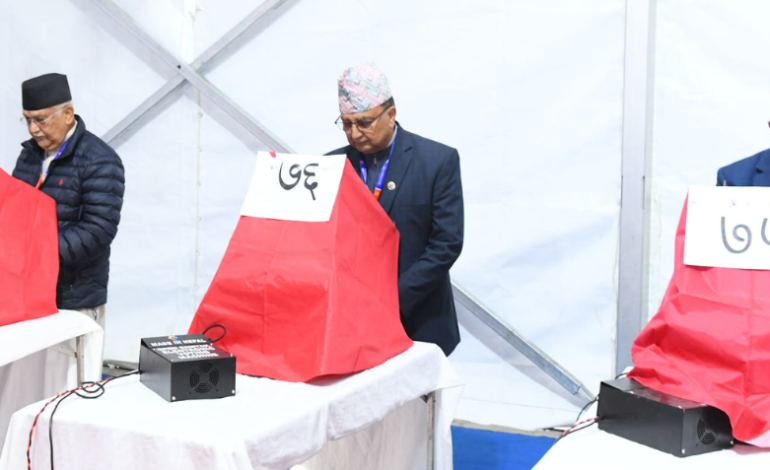 अध्यक्षका दुवै र महासचिवका एक उम्मेदवारले हाले मत,लगाए ४० मिनेट