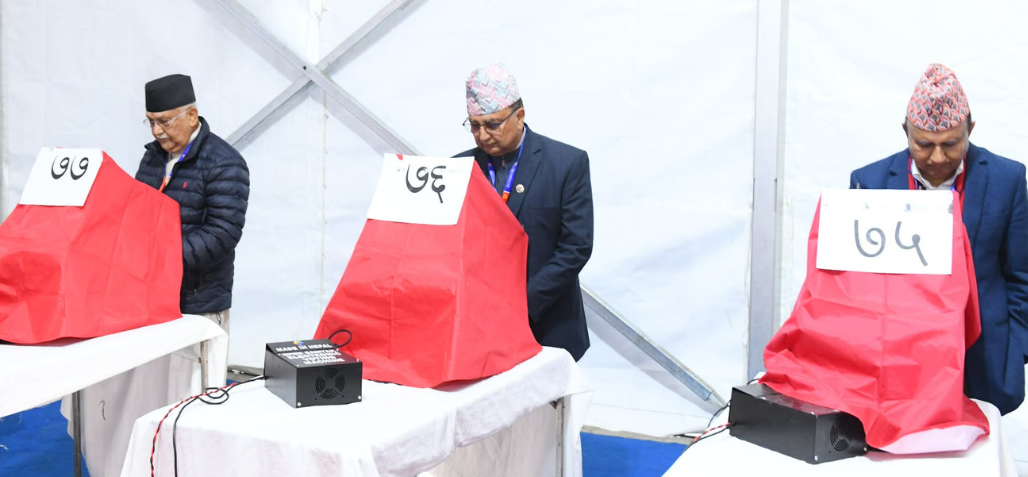 अध्यक्षका दुवै र महासचिवका एक उम्मेदवारले हाले मत,लगाए ४० मिनेट