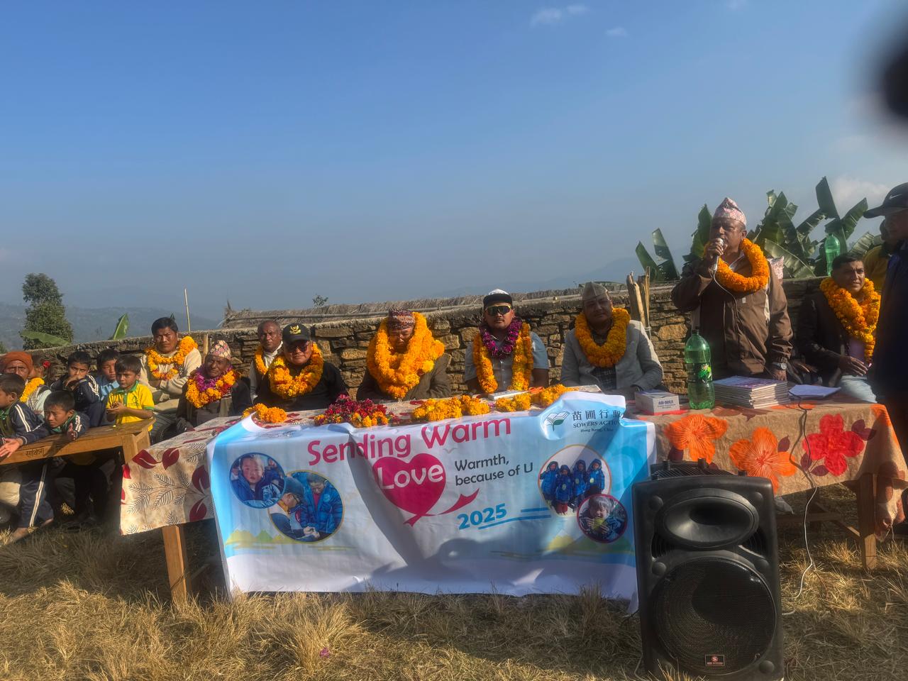 भोजपुरको समाजसेवामा तल्लिन पुर्वमन्त्री कृपाशुर शेर्पाले बाँडे ७५० विद्यार्थीलाई न्यानो ज्याकेट