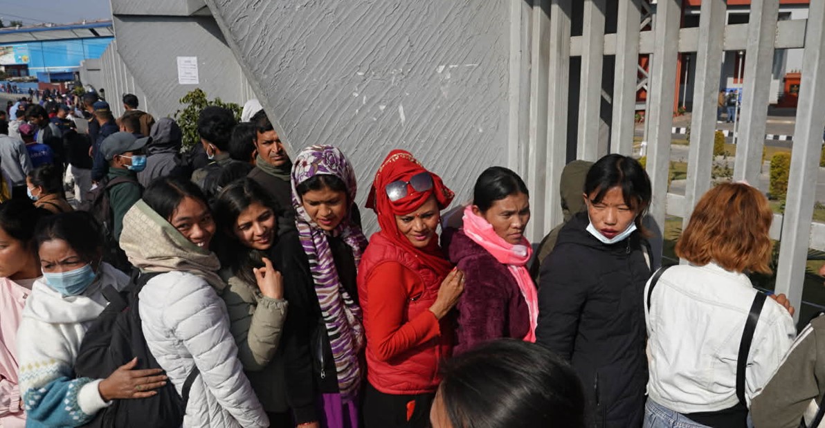 निर्वाचन प्रहरी भर्नाका लागि दरखास्त दिनेको लाइन