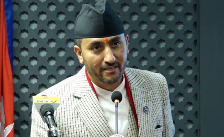 राजीनामा दिँदै सञ्चारमन्त्री खरेल, रास्वपाबाट चुनाव लड्ने