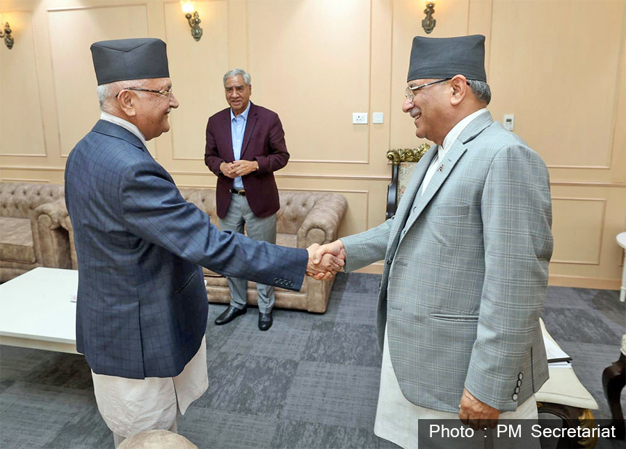 राजनीतिक शक्ति समीकरणकै लागि ओलीलाई भेट्न पुगे प्रचण्ड, तत्काल सम्भव छ?