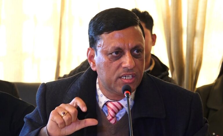 ओली र लेखक पक्राउ गैरकानुनीः वरिष्ठ अधिवक्ता टीकाराम भट्टराई