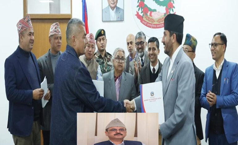 सिराहाका सिडियो सुरेन्द्र पौडेलले दुर्गा प्रसाईलाई कार्यक्रम त होइन, सडकमा उभिन नदिने भन्दै धम्क्याए