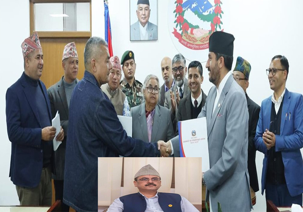 सिराहाका सिडियो सुरेन्द्र पौडेलले दुर्गा प्रसाईलाई कार्यक्रम त होइन, सडकमा उभिन नदिने भन्दै धम्क्याए