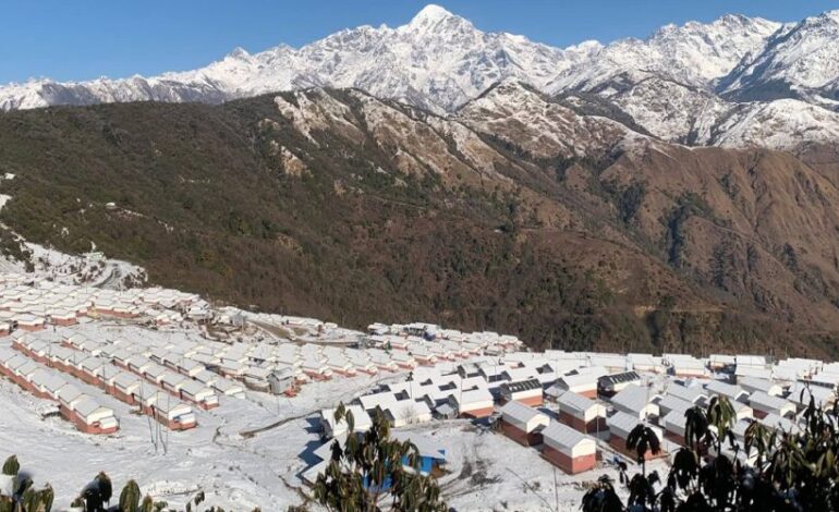 गोरखाको गुप्सीमा ३ वर्षपछि हिउँ परेपछि खेल्नेको भीड