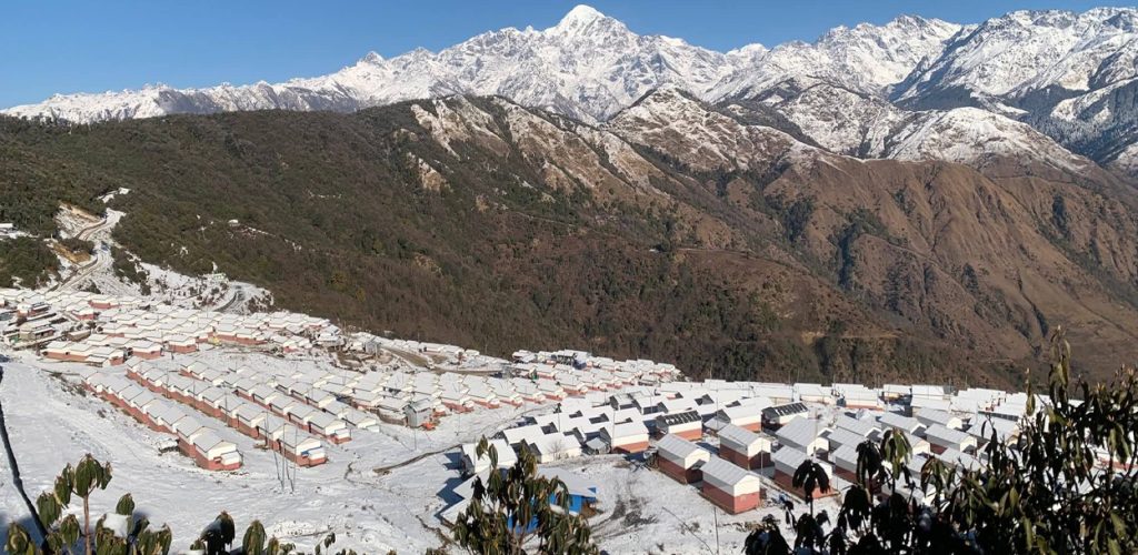 गोरखाको गुप्सीमा ३ वर्षपछि हिउँ परेपछि खेल्नेको भीड