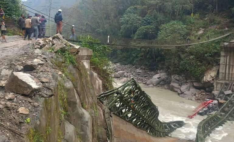 मकालु क्षेत्रको बेलीब्रिज भाँचिँदा नुम–सेदुवा सडक अवरुद्ध