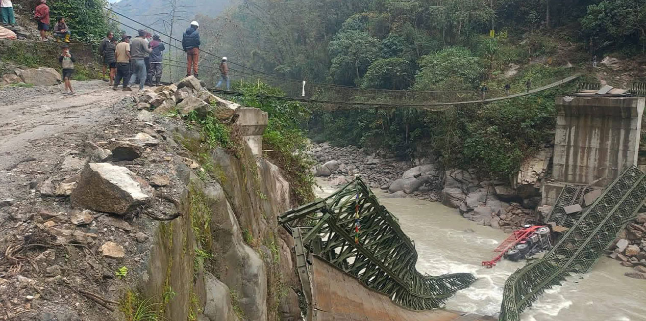 मकालु क्षेत्रको बेलीब्रिज भाँचिँदा नुम–सेदुवा सडक अवरुद्ध