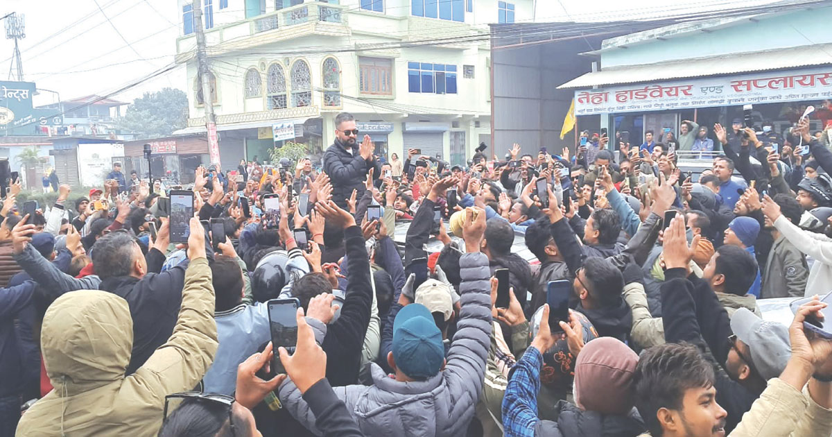 घण्टी बजाउँदै चुनावी दौडमा मठमन्दिरमा पुगेका बालेनमाथि ‘नेता कम, अभिनेता धेरै देखाएको आरोप’