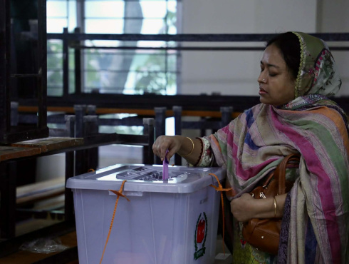 बंगलादेशमा आज संसदीय निर्वाचनसँगै जनमत संग्रह हुँदै, बीएनपी र जमातबीच मुख्य प्रतिस्पर्धा