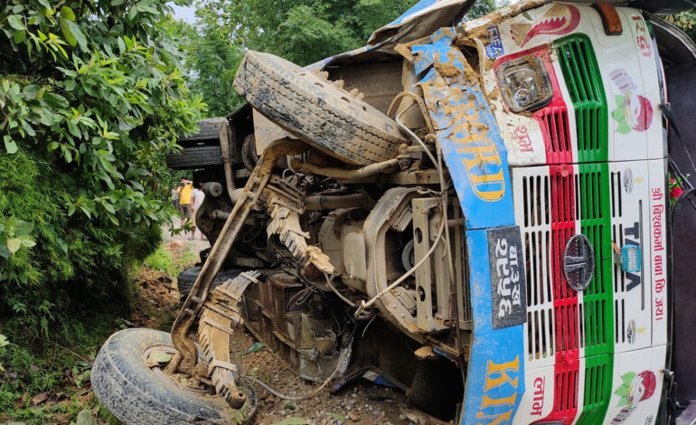 कटारीबाट गाईघाटका लागि छुटेको बस उदयपुरमा दुर्घटना, १५ जना घाइते