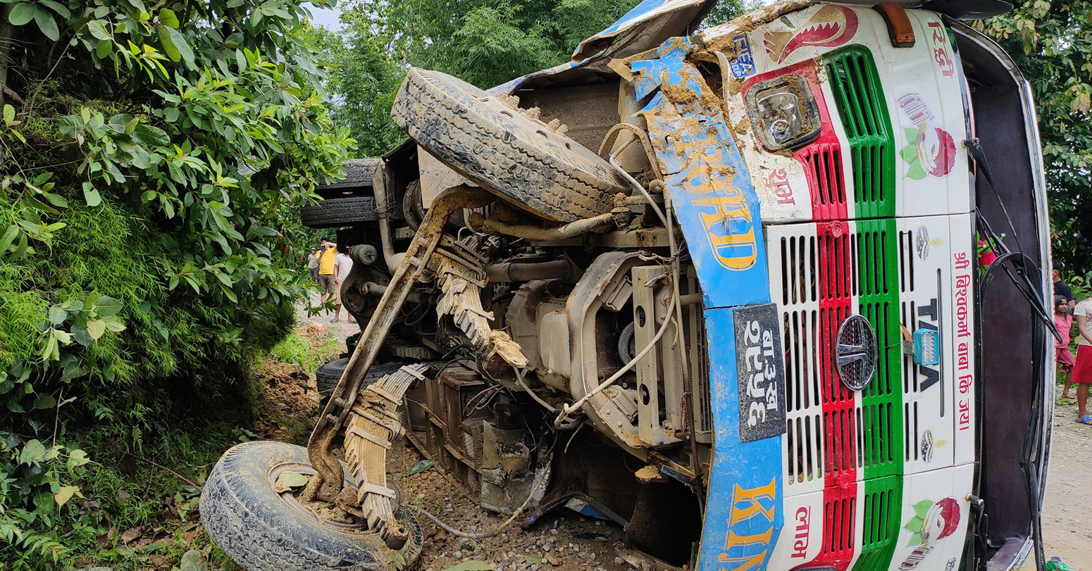 कटारीबाट गाईघाटका लागि छुटेको बस उदयपुरमा दुर्घटना, १५ जना घाइते