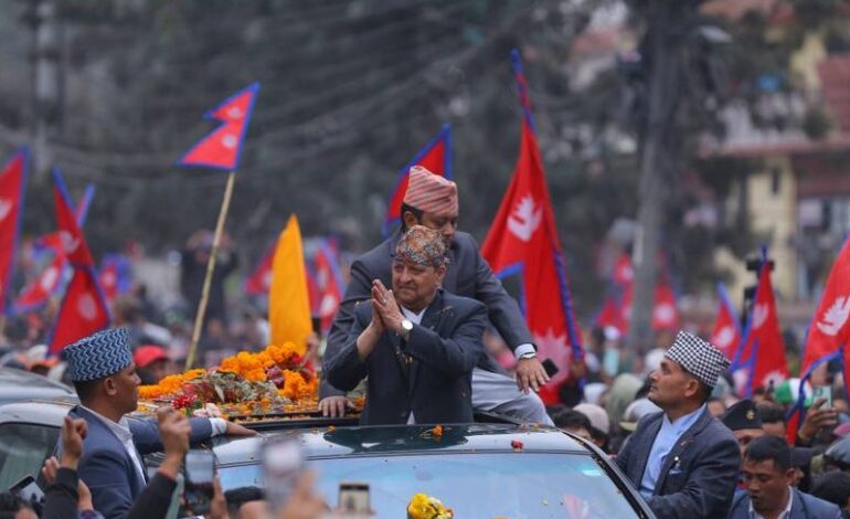 ज्ञानेन्द्र शाह झापाबाट हेलिकप्टरमा काठमाडौँ फर्किदै, विमानस्थल आसपास समर्थक भेला हुन थाले