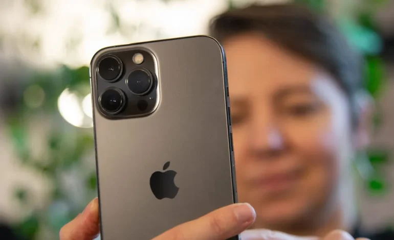 नेपालमा स्मार्ट फोन प्रयोग गर्ने वयस्क पुरुष ८२.१ र महिला ७२.८ प्रतिशत