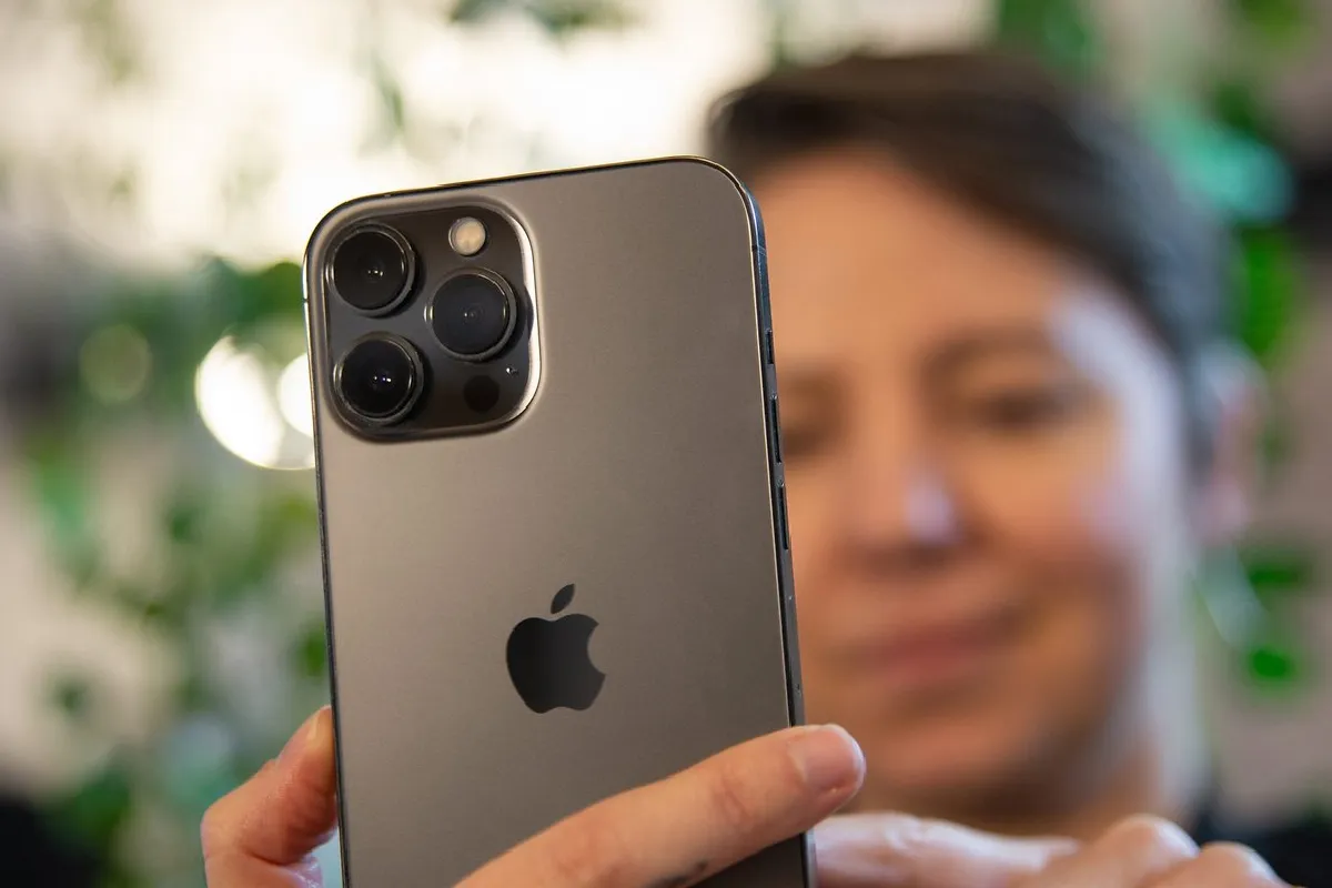 नेपालमा स्मार्ट फोन प्रयोग गर्ने वयस्क पुरुष ८२.१ र महिला ७२.८ प्रतिशत