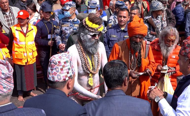 महाशिवरात्रिमा पशुपतिनाथ आएका साधुसन्तलाई श्रेणीका आधारमा दक्षिणासहित बिदाइ गरियो