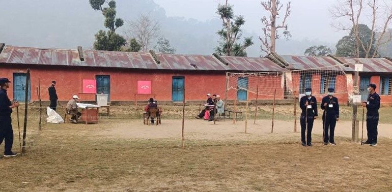 दाङका निकुञ्ज प्रभावितले गरे मतदान बहिष्कार, मतदान केन्द्र सुनसान