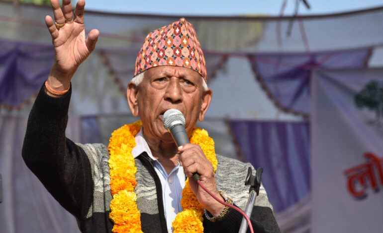 राष्ट्रपतिबाट प्रतिनिधिसभाका ज्येष्ठ सदस्य अर्जुननरसिंह केसिले सपथ लिँदै