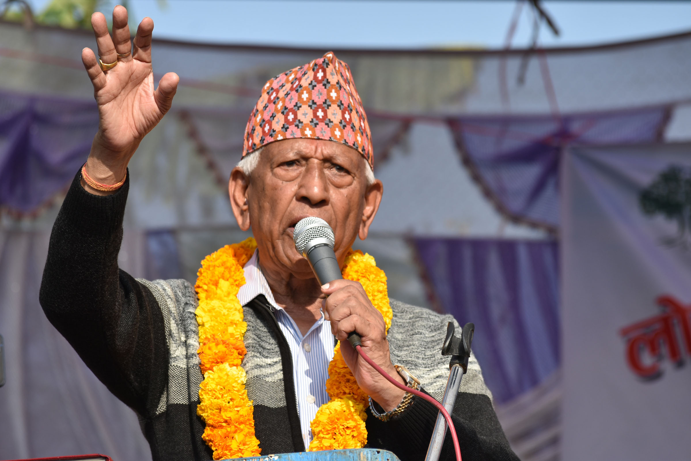 राष्ट्रपतिबाट प्रतिनिधिसभाका ज्येष्ठ सदस्य अर्जुननरसिंह केसिले सपथ लिँदै