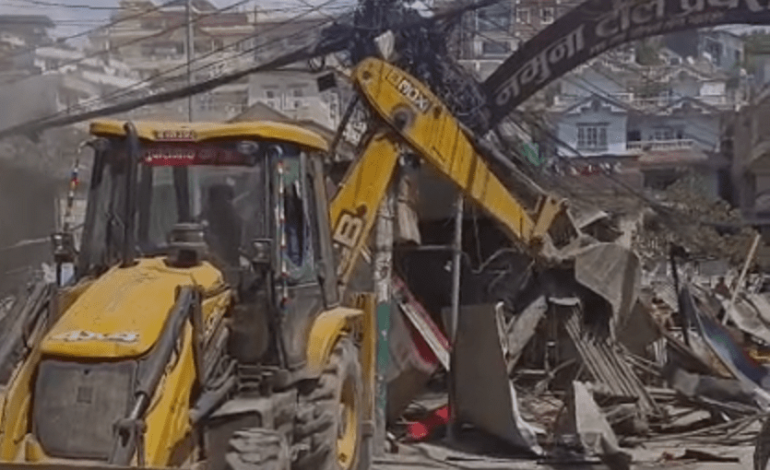 टोखामा चल्यो डोजर, सार्वजनिक जग्गामा घर टहरा बनाई भाडा असुली धन्दा