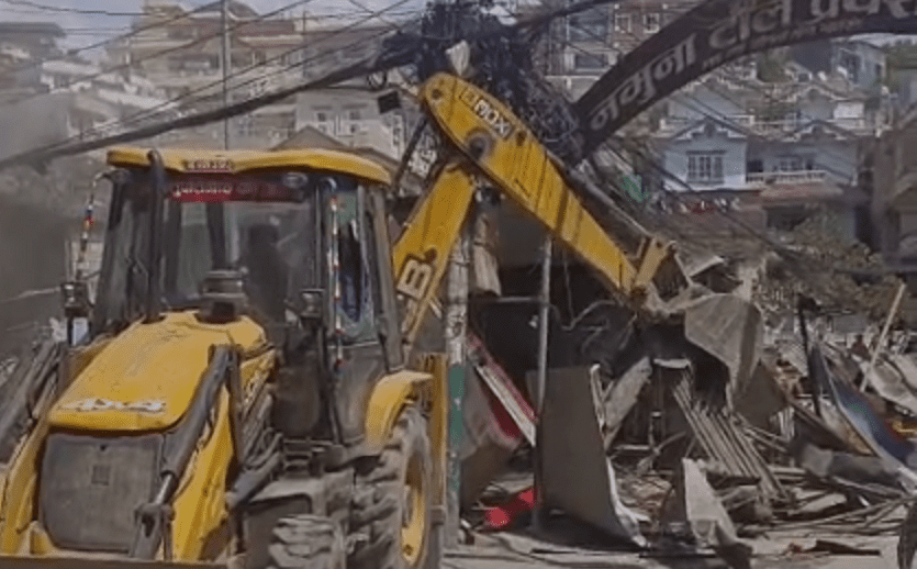 टोखामा चल्यो डोजर, सार्वजनिक जग्गामा घर टहरा बनाई भाडा असुली धन्दा