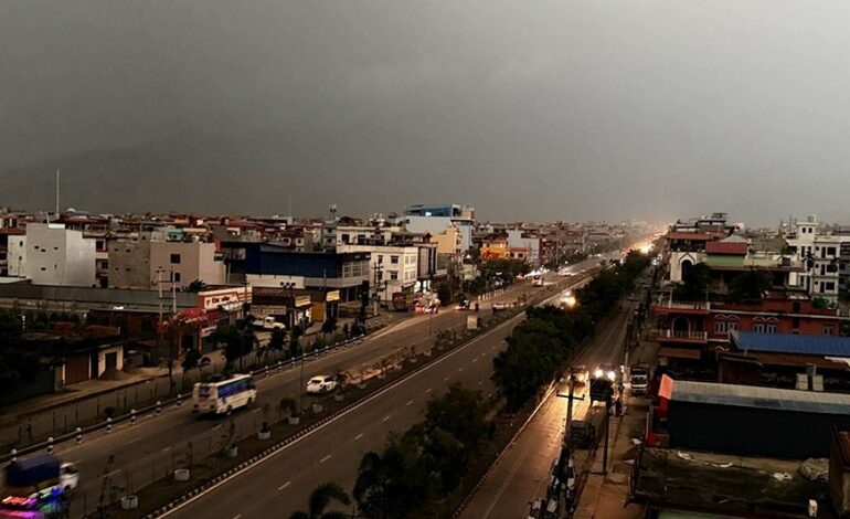 काठमाडौंसहित बुटवल पोखरामा मौसम सक्रिय, दिउँसै अँध्यारो र सर्तक रहन आग्रह