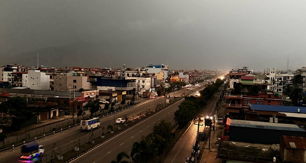 काठमाडौंसहित बुटवल पोखरामा मौसम सक्रिय, दिउँसै अँध्यारो र सर्तक रहन आग्रह