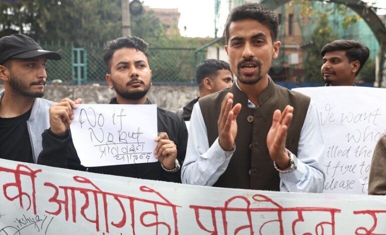 कार्की आयोगको प्रतिवेदन सार्वजनिक गर्न माग गर्दै त्रिचन्द्रका विद्यार्थी सडकमा