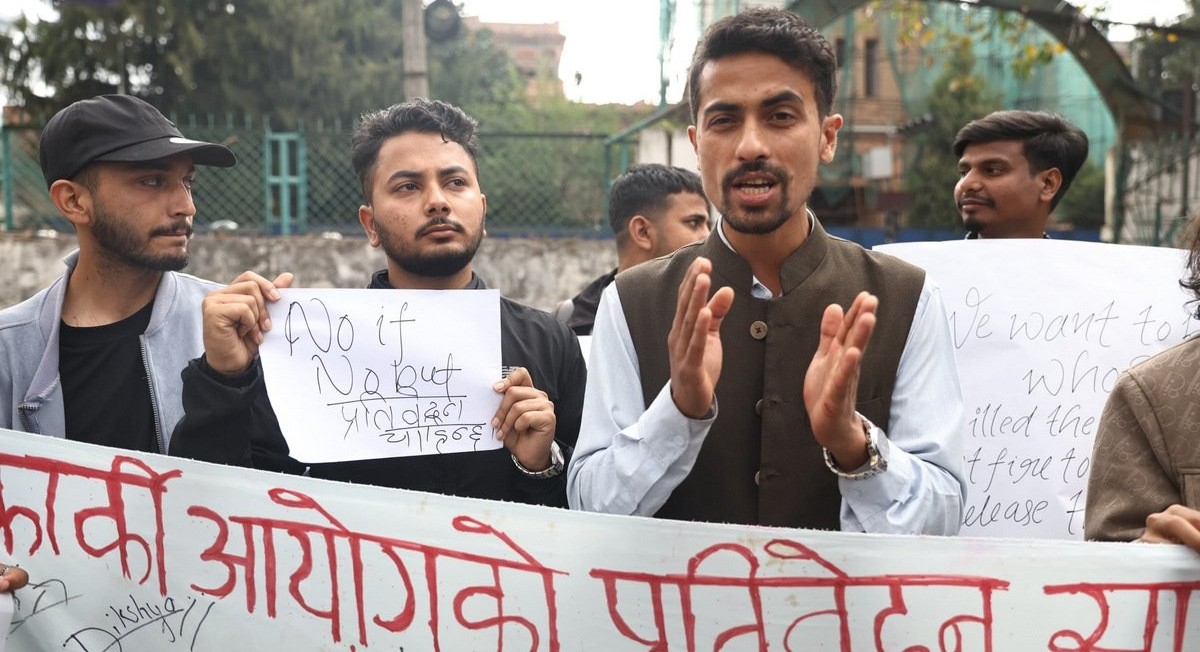 कार्की आयोगको प्रतिवेदन सार्वजनिक गर्न माग गर्दै त्रिचन्द्रका विद्यार्थी सडकमा