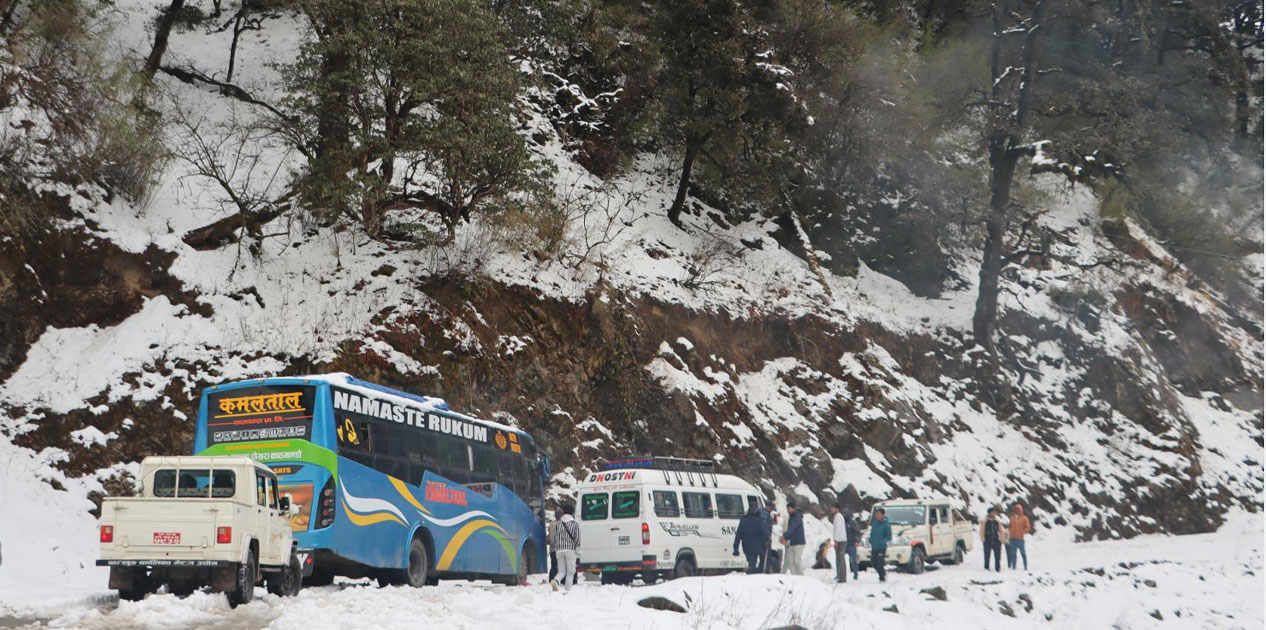 हिमपातका कारण मध्य पहाडी लोकमार्ग अवरुद्ध