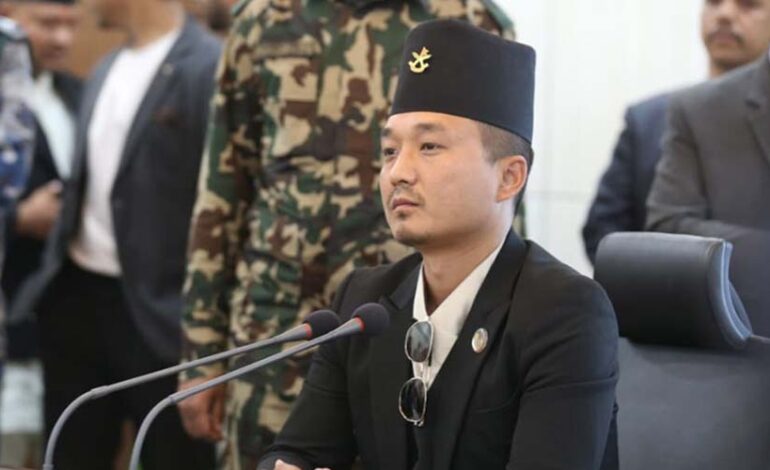 विचौलिया दीपक भट्टसँग जोडिएपछि गृहमन्त्री सुधन गुरुङको राजिनामा माग