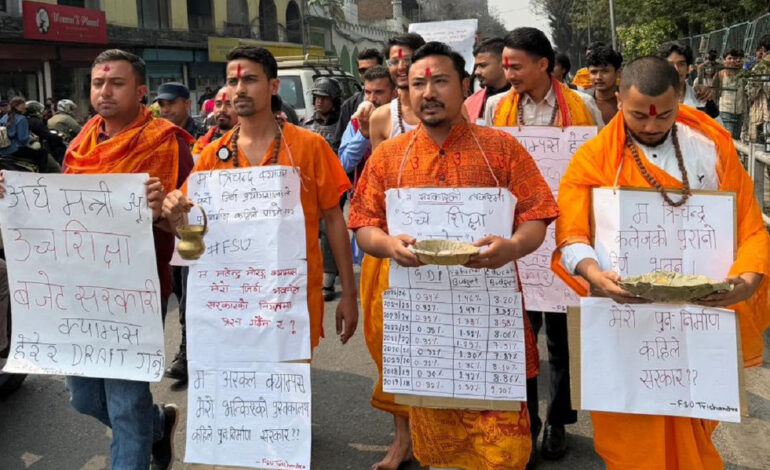 भिक्षु गेरुवस्त्र लगाएर विद्यार्थी आन्दोलित