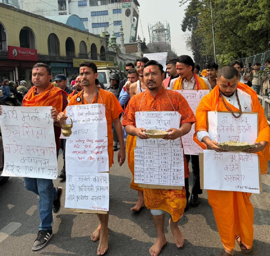 भिक्षु गेरुवस्त्र लगाएर विद्यार्थी आन्दोलित