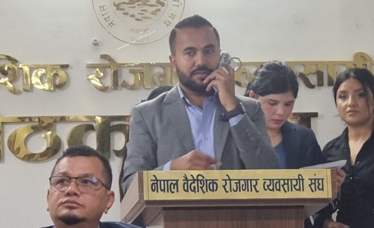 वैरो संघका ५ पदाधिकारीसहित कार्यसमितिका ११ ले दिए राजिनामा, असन्तुष्ट पक्षले संघमा लगाए तालाचाबीअध्यक्षले व्यवसायीभन्दा अन्य धन्दामा लागेको आरोप