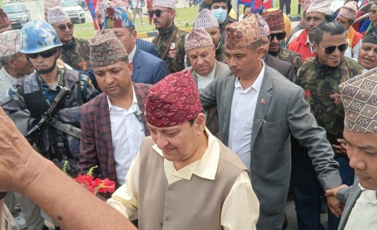 पोखरामा ‘राजा आउ, देश बचाउ’ भन्दै राजाको विमानस्थलमा भव्य स्वागत