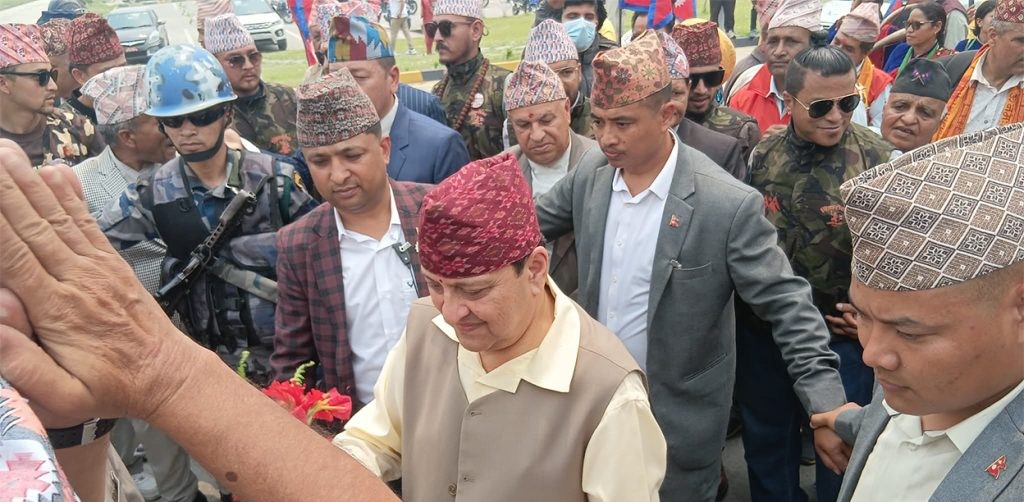 पोखरामा ‘राजा आउ, देश बचाउ’ भन्दै राजाको विमानस्थलमा भव्य स्वागत